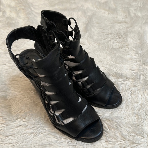 😊 Nature Breeze Faux Leather Heeled Bootie - Picture 1 of 5